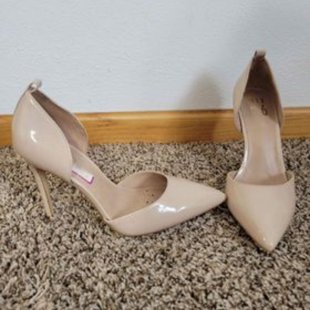 Super cute nude heels